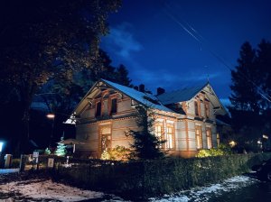 Forsthaus bei Nacht